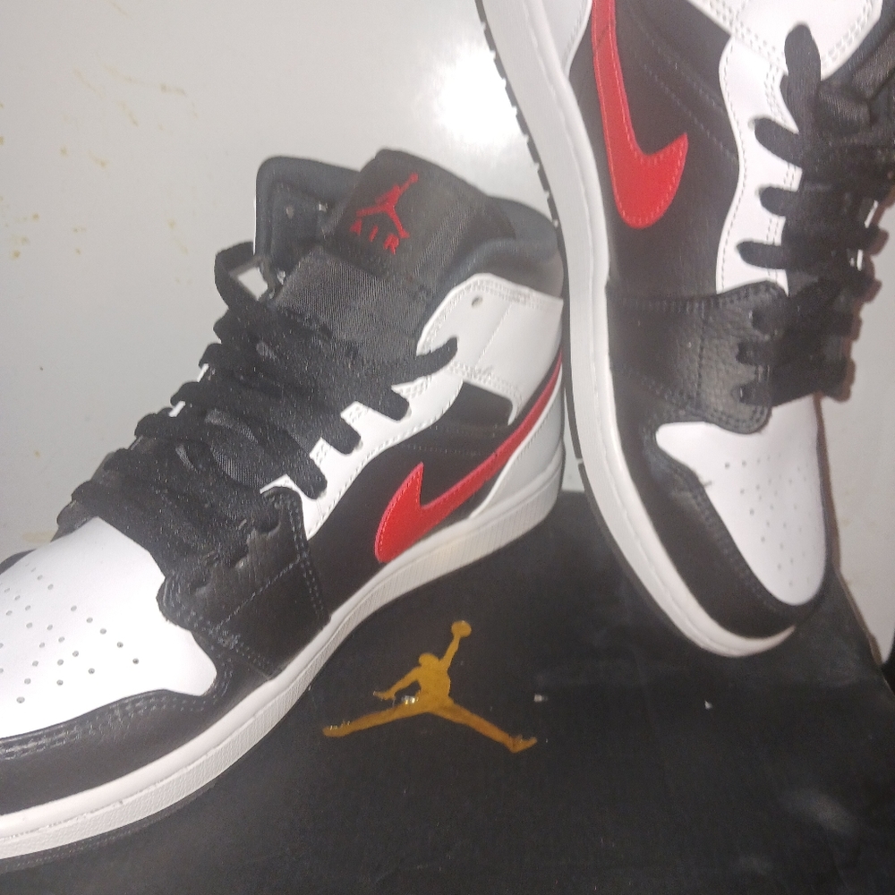 Size 9 - Jordan 1 Retro "Chile red"  Release date: May 7th 2022